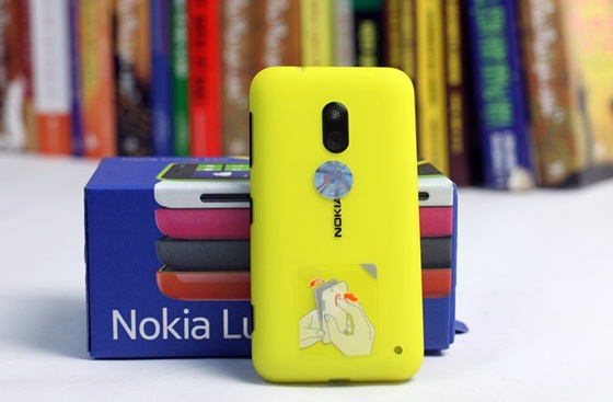 Trên tay Nokia Lumia 620 - Windows Phone 8 giá rẻ 4