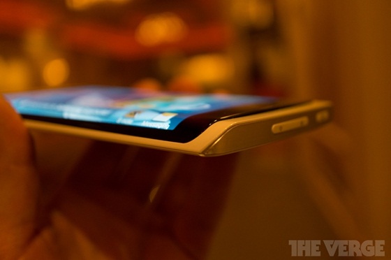 Trên tay smartphone màn hình "dẻo" của Samsung 4