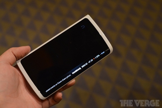 Trên tay smartphone màn hình "dẻo" của Samsung 7