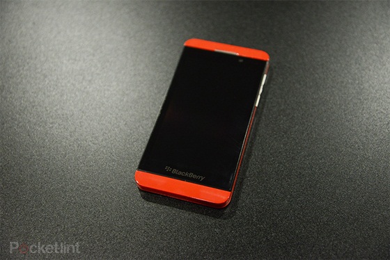 Xuất hiện phiên bản BlackBerry Z10 đỏ tuyệt đẹp 4