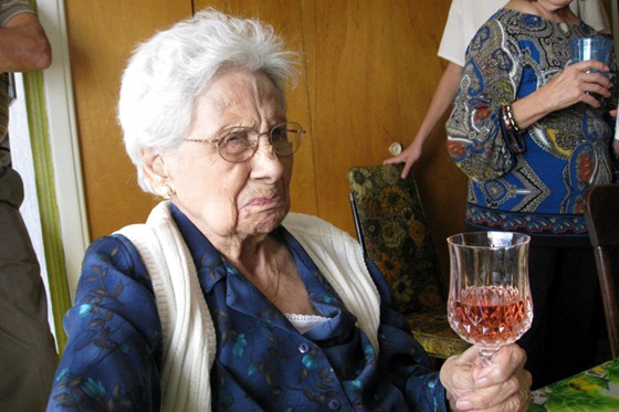 Cụ bà 105 tuổi vẫn sử dụng... Facebook 2