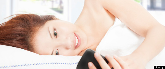 Giới trẻ nghiện &ldquo;&ocirc;m&rdquo; điện thoại khi ngủ 2