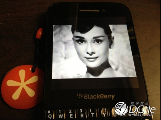 Lộ diện thiết kế R10 - Smartphone giá rẻ của BlackBerry 5