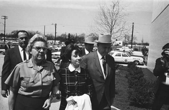 Những nữ tội phạm kh&eacute;t tiếng từng bị FBI l&ugrave;ng sục  4
