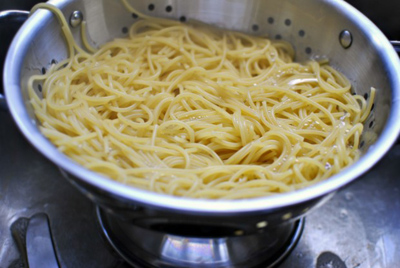 Ăn mì spaghetti với gà nướng phô mai hấp dẫn 10