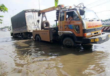 Quốc lộ thành “sông”, nhiều dịch vụ ăn theo “hốt bạc” 7