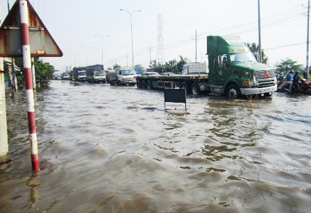 Quốc lộ thành “sông”, nhiều dịch vụ ăn theo “hốt bạc” 1