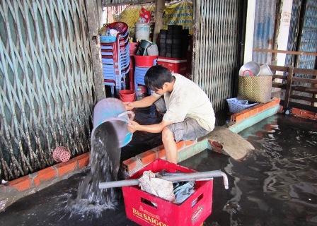 Quốc lộ thành “sông”, nhiều dịch vụ ăn theo “hốt bạc” 8