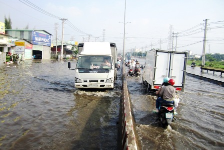 Quốc lộ thành “sông”, nhiều dịch vụ ăn theo “hốt bạc” 10