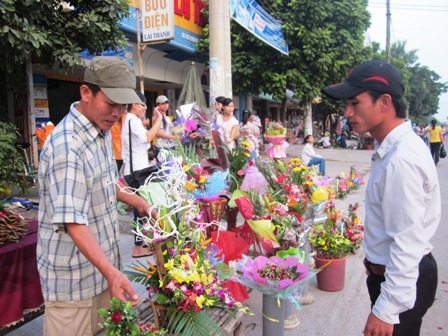 Thị trường 20/10: Giá hoa tăng vọt, quà tặng giảm giá để kích cầu 7