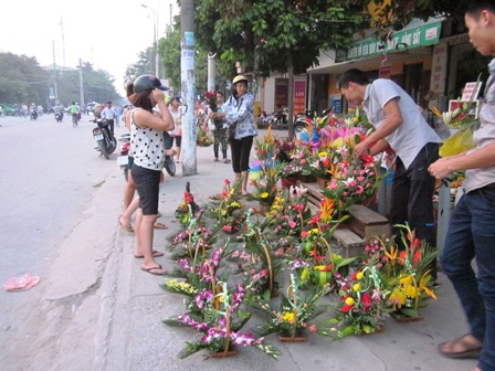 Thị trường 20/10: Giá hoa tăng vọt, quà tặng giảm giá để kích cầu 8