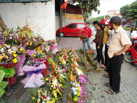 Thị trường 20/10: Giá hoa tăng vọt, quà tặng giảm giá để kích cầu 5