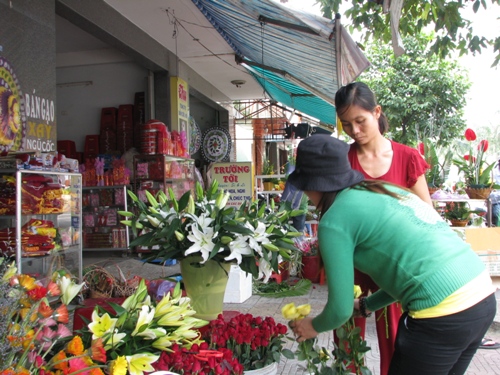 Thị trường 20/10: Giá hoa tăng vọt, quà tặng giảm giá để kích cầu 4