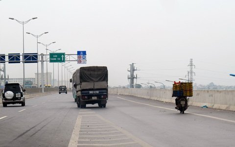 Vi phạm tràn lan tại đường trên cao Hà Nội 1 Vi phạm tràn lan tại đường trên cao Hà Nội 1