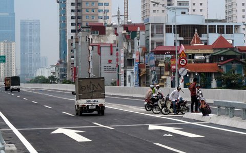 Vi phạm tràn lan tại đường trên cao Hà Nội 8 Vi phạm tràn lan tại đường trên cao Hà Nội 8