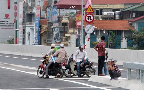 Vi phạm tràn lan tại đường trên cao Hà Nội 9 Vi phạm tràn lan tại đường trên cao Hà Nội 9