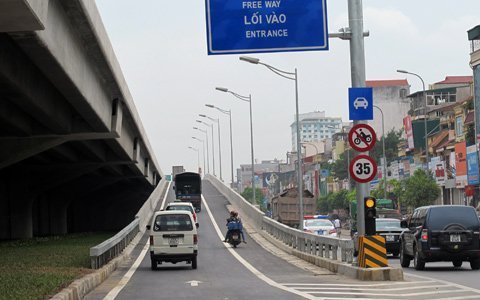 Vi phạm tràn lan tại đường trên cao Hà Nội 3 Vi phạm tràn lan tại đường trên cao Hà Nội 3