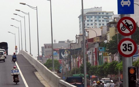 Vi phạm tràn lan tại đường trên cao Hà Nội 2 Vi phạm tràn lan tại đường trên cao Hà Nội 2
