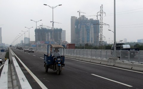 Vi phạm tràn lan tại đường trên cao Hà Nội 6 Vi phạm tràn lan tại đường trên cao Hà Nội 6
