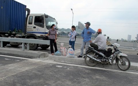Vi phạm tràn lan tại đường trên cao Hà Nội 7 Vi phạm tràn lan tại đường trên cao Hà Nội 7