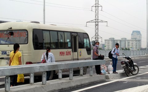 Vi phạm tràn lan tại đường trên cao Hà Nội 10 Vi phạm tràn lan tại đường trên cao Hà Nội 10