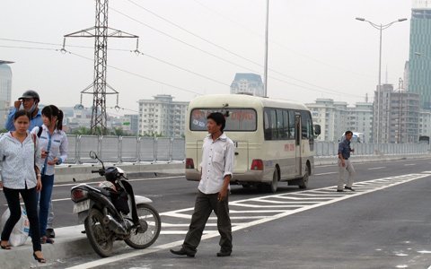 Vi phạm tràn lan tại đường trên cao Hà Nội 11 Vi phạm tràn lan tại đường trên cao Hà Nội 11