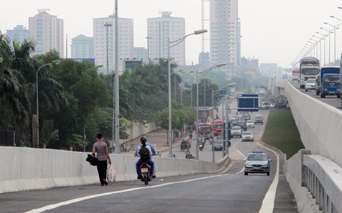 Vi phạm tràn lan tại đường trên cao Hà Nội 4 Vi phạm tràn lan tại đường trên cao Hà Nội 4