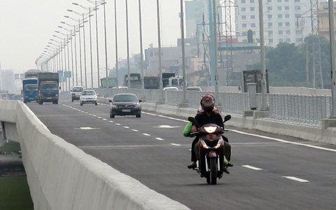 Vi phạm tràn lan tại đường trên cao Hà Nội 5 Vi phạm tràn lan tại đường trên cao Hà Nội 5