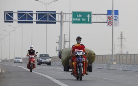 Sẽ phạt nặng xe máy đi đường trên cao Hà Nội 1 Sẽ phạt nặng xe máy đi đường trên cao Hà Nội 1