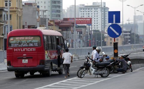 Sẽ phạt nặng xe máy đi đường trên cao Hà Nội 2 Sẽ phạt nặng xe máy đi đường trên cao Hà Nội 2