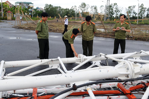 Tháp truyền hình cao 180 mét đổ sập do bão   6