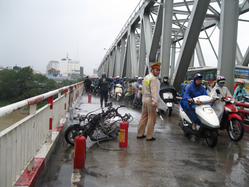Xe ga cháy rụi trong mưa bão trên cầu Chương Dương 1 Xe ga cháy rụi trong mưa bão trên cầu Chương Dương 1