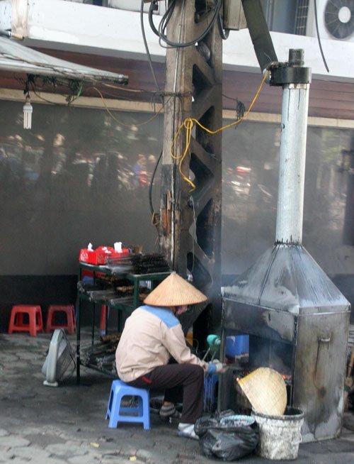 Dân Hà Nội biến gốc cây, cột điện thành bếp ăn 8