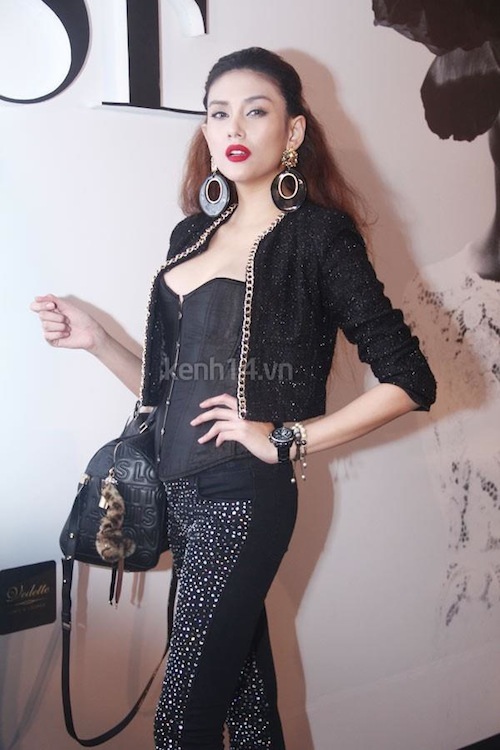 Nghi vấn hàng loạt sao Việt đeo phải vòng