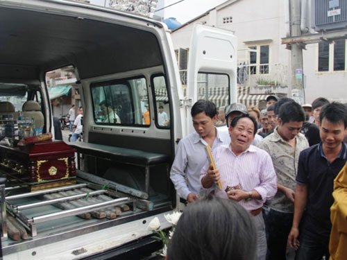 Tang thương đầu năm: Thai phụ cầm l&aacute;i khiến b&eacute; trai tử vong 2