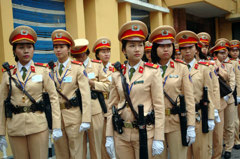 10 đội nữ CSGT đã sẵn sàng xuống phố phân làn 1