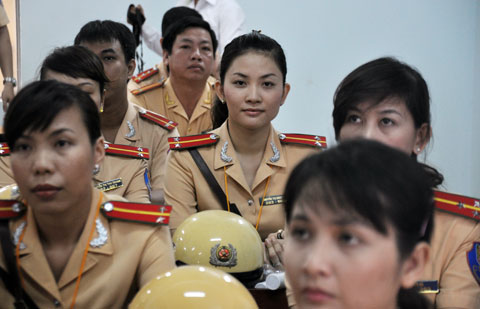 Nữ cảnh sát Sài Gòn sẽ xử phạt giao thông 2