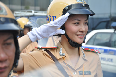 Nữ cảnh sát Sài Gòn sẽ xử phạt giao thông 8