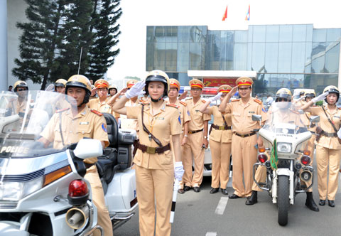 Nữ cảnh sát Sài Gòn sẽ xử phạt giao thông 9
