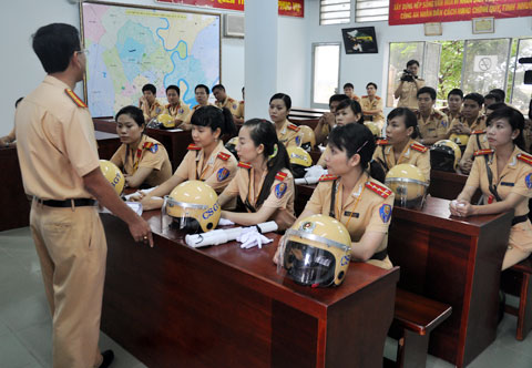 Nữ cảnh sát Sài Gòn sẽ xử phạt giao thông 1