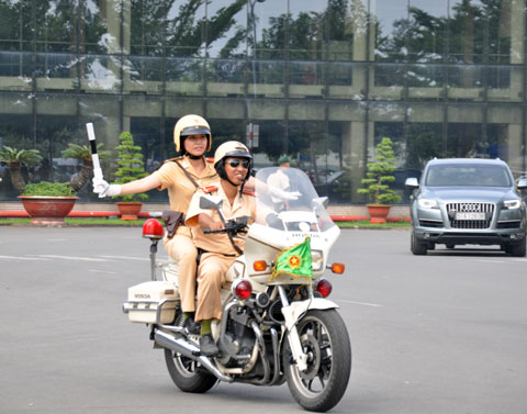 Nữ cảnh sát Sài Gòn sẽ xử phạt giao thông 10