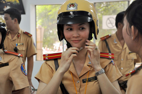 Nữ cảnh sát Sài Gòn sẽ xử phạt giao thông 3