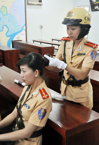 Nữ cảnh sát Sài Gòn sẽ xử phạt giao thông 4