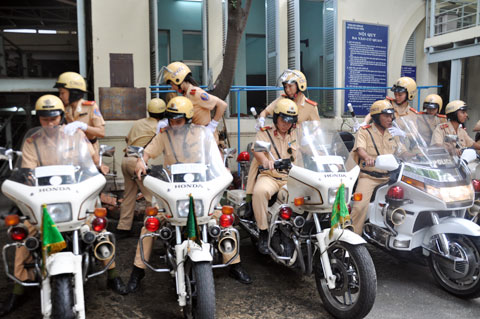 Nữ cảnh sát Sài Gòn sẽ xử phạt giao thông 6