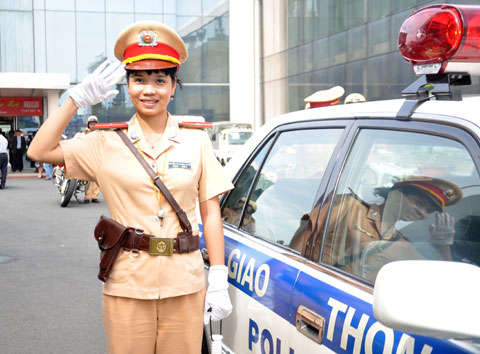 Nữ cảnh sát Sài Gòn sẽ xử phạt giao thông 7