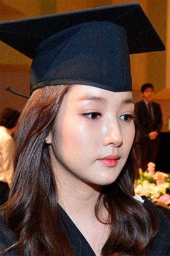 Sao Hàn rạng rỡ trong ngày lễ tốt nghiệp Đại học 6