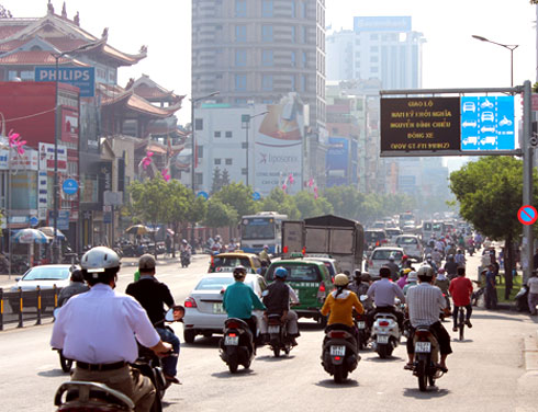 Người Sài Gòn tránh kẹt xe nhờ bảng báo điện tử 2