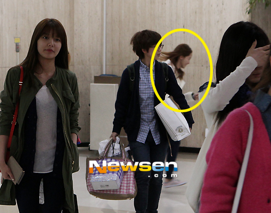 Taeyeon, YoonA (SNSD) trốn paparazzi ở sân bay 3