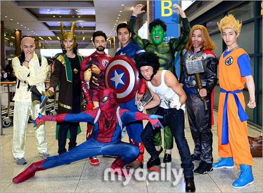 Super Junior "cosplay" thành "siêu anh hùng" giữa sân bay 1