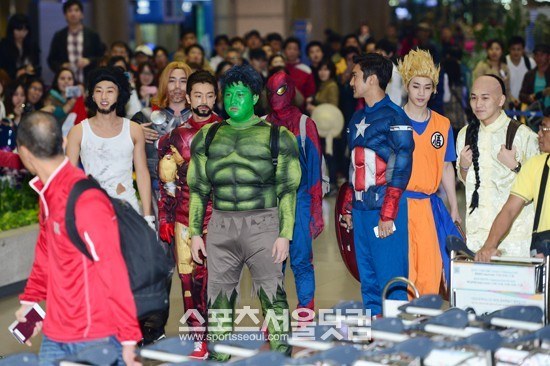 Super Junior "cosplay" thành "siêu anh hùng" giữa sân bay 4